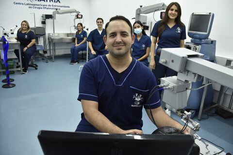 Los médicos residentes de la especialización en Oftalmología de Unisimón y Cofca, en el centro de entrenamiento ‘Matrix’.
