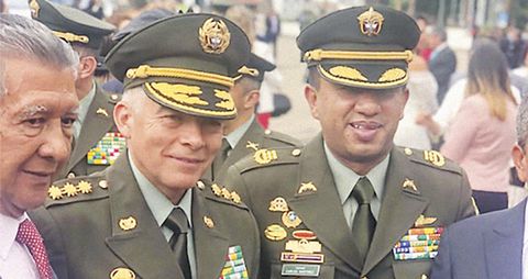 El exdirector de la Policía, general Óscar Atehortúa, al lado del coronel (r) Carlos Alberto Martínez, exjefe del área de Contrainteligencia. 