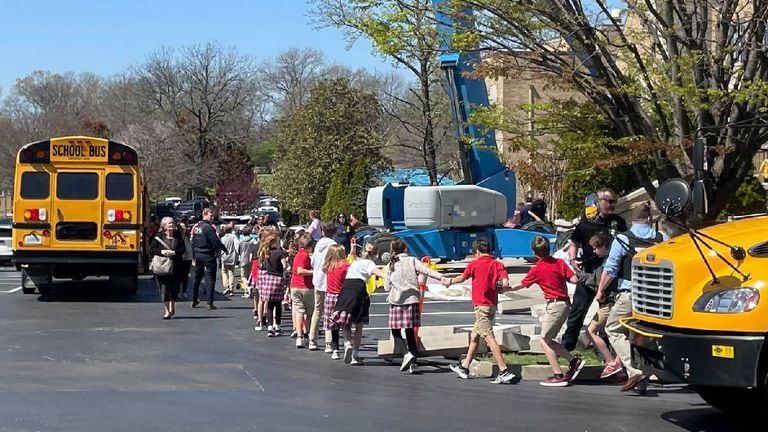 Niños de The Covenant School, una escuela cristiana privada en Nashville, Tennessee, fueron llevados a un sitio de reunificación en la Iglesia Bautista Woodmont después de un tiroteo en su escuela.