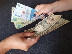 Cambio de billetes de Colombia por dólares de Estados Unidos.