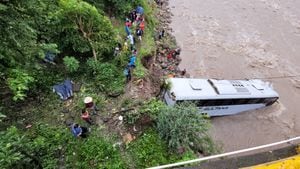 Migrantes mueren al caer autobús en abismo en Honduras