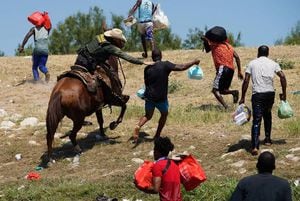 Un agente de la Patrulla Fronteriza de los Estados Unidos a caballo intenta evitar que un migrante haitiano ingrese a un campamento en las orillas del Río Grande cerca del Puente Internacional Acuña del Río en Del Río, Texas, el 19 de septiembre de 2021. (Foto de PAUL RATJE / AFP) Foto: -- PAUL RATJE