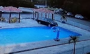 En la piscina se encontraban departiendo dos menores de edad que milagrosamente se salvaron de ser golpeados por el carro.