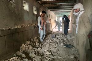 Personas inspeccionan el interior de una mezquita luego de un ataque suicida con bombas en la ciudad de Kandahar, suroeste de Afganistán, el viernes 15 de octubre de 2021. Foto AP / Sidiqullah Khan.