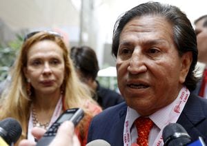 FILE PHOTO: Former Peruvian President Alejandro Toledo and his wife Eliane Karp arrives to the 2015 IMF/World Bank Annual Meetings in Lima, Peru, October 8, 2015.   REUTERS/Guadalupe Pardo/File Photo