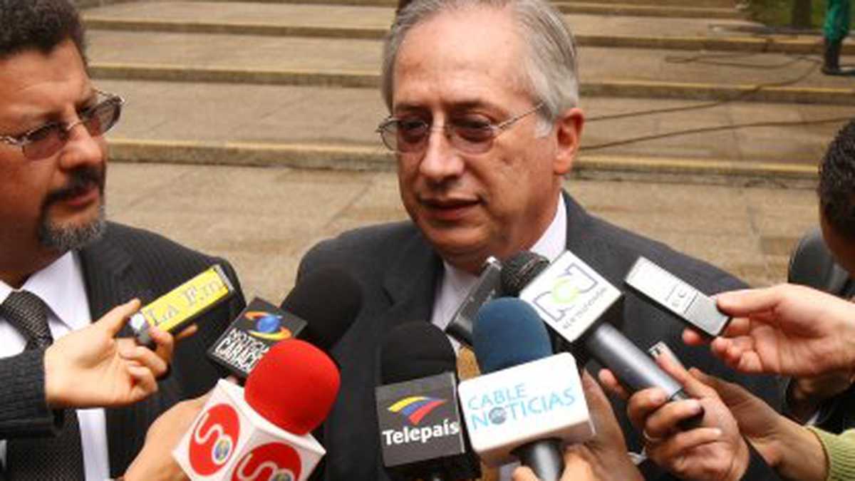 Luis Guillermo Giraldo, vocero de los promotores del referendo reeleccionista, es investigado por la posible violación de los topes de la financiación del referendo reeleccionista.