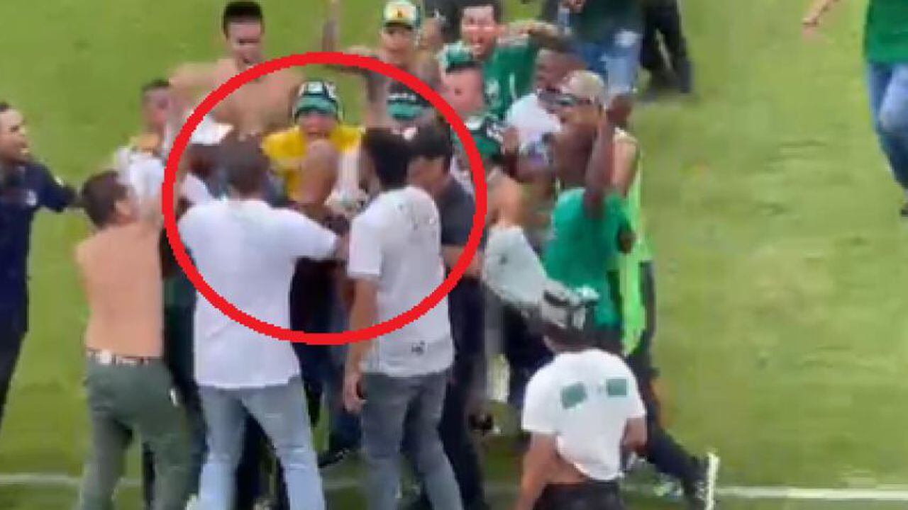 El entrenador del Deportivo Cali fue agredido luego de la invasión de los hinchas. Foto: Captura de pantalla Twitter.