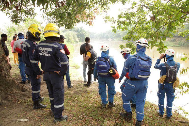 Organismos de socorro están en las acciones de búsqueda y rescate en el río Cauca.