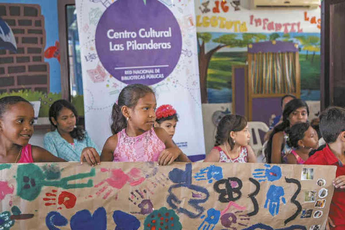 El Centro Cultural Las Pilanderas, ubicado en el barrio El Pozón, ha sido uno de los principales escenarios del Hay Comunitario. Por allí han pasado el ilustrador chileno Alberto Montt y la promotora de lectura colombiana Irene Vasco, entre otros.