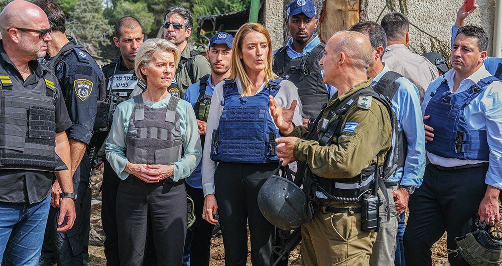  La presidenta de la Comisión Europea, Ursula von der Leyen (izq.), y la presidenta del Parlamento Europeo, Roberta Metsola, visitaron  un kibutz en Israel. “Europa está con Israel”, dijeron. 