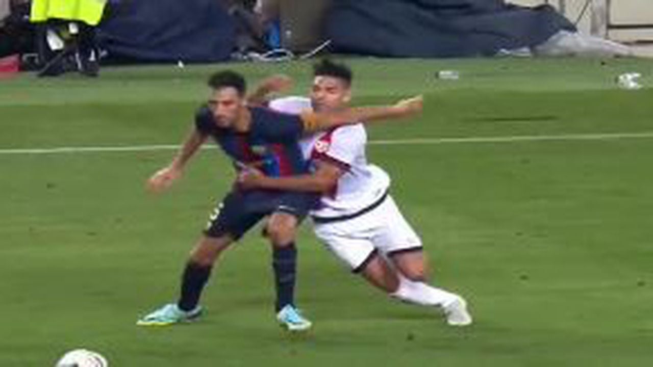 El capitán culé fue expulsado por el golpe que le provocó al jugador colombiano.