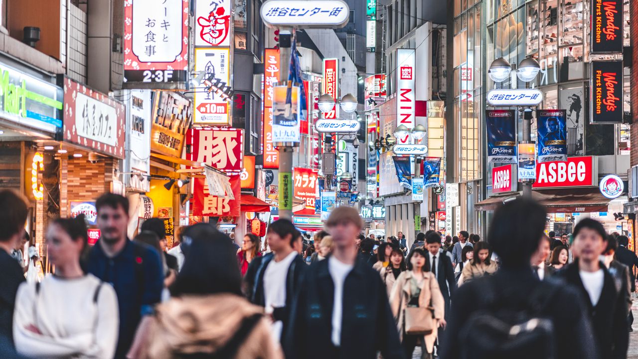 Un gran grupo de personas caminando por el barrio de Shibuya en Tokio, Japón
