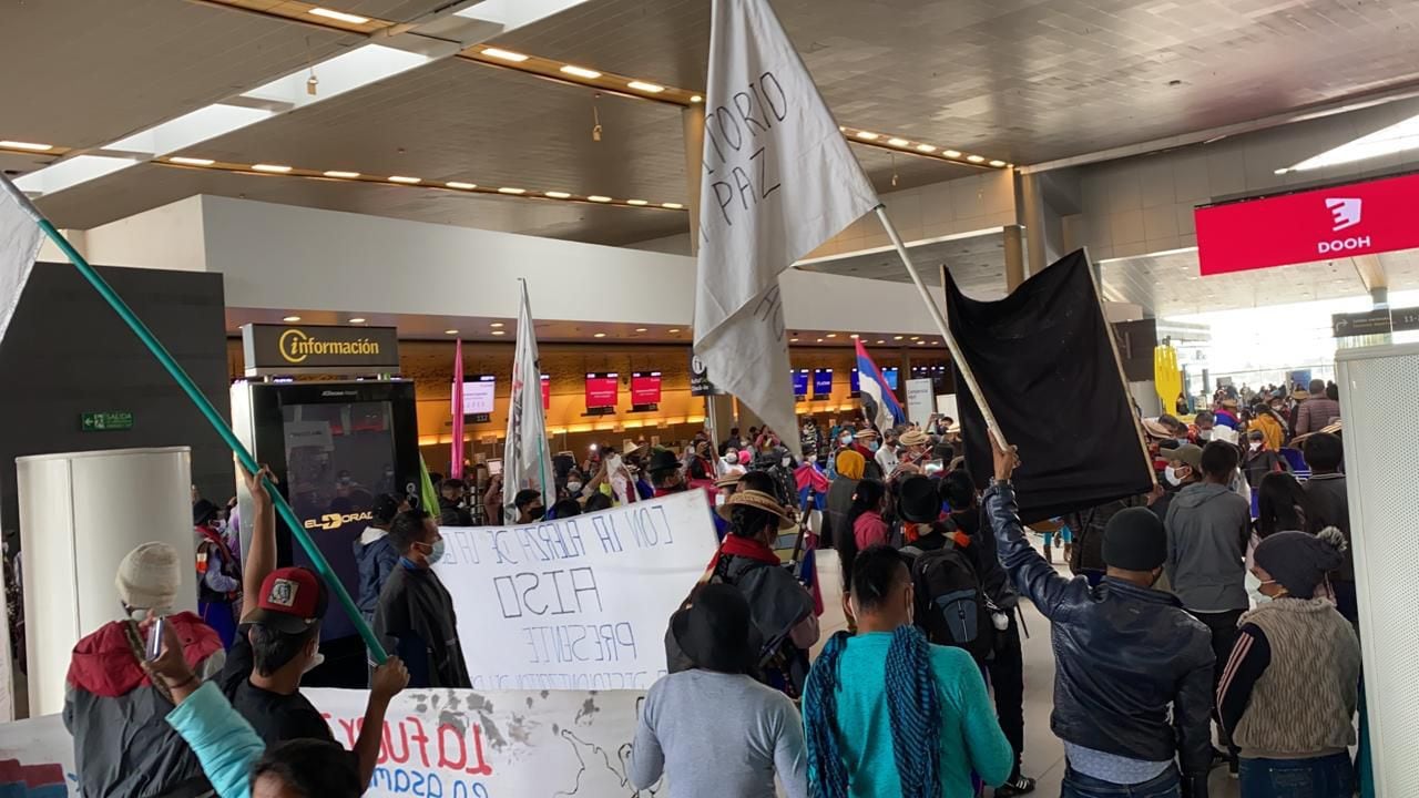 Minga indígena en el Aeropuerto El Dorado
