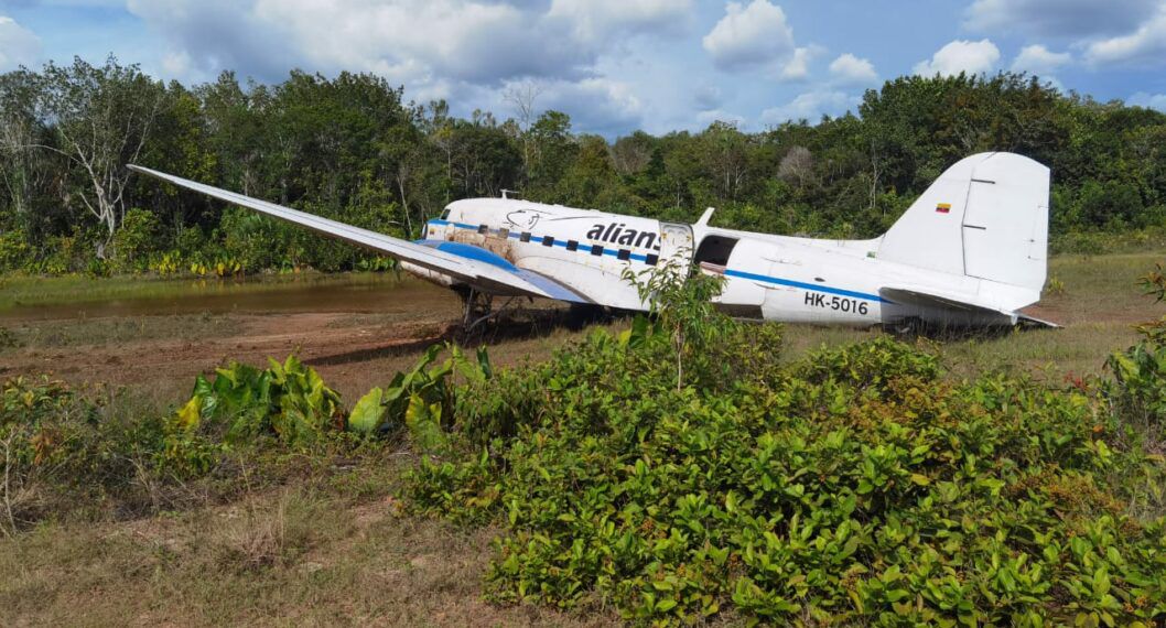 En la aeronave viajaban la tripulación y seis pasajeros quienes resultaron ilesos como lo confirmó el coordinador departamental de Gestión del Riesgo, Neyder Rentería.