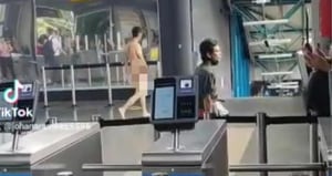 Hombre caminó desnudo por la estación Aguacatala de Medellín.