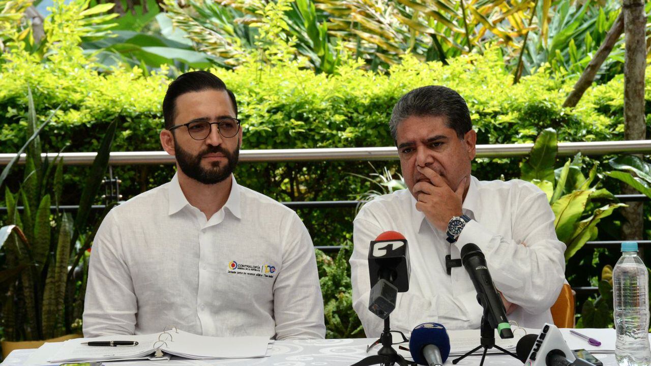 El contralor Carlos Hernán Rodríguez junto al vicecontralor, Carlos Mario Zuluaga.