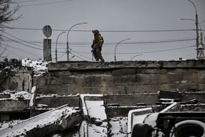 Un soldado ucraniano protege un puente volado en el frente norte de Kiev el 1 de marzo de 2022.