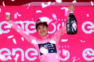 El ecuatoriano logra el liderato del giro de Italia tras la etapa 14 y repite como lo había logrado en 2019.