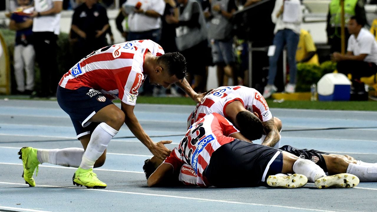 BARRANQUILLA, COLOMBIA - DECEMBER 08: Teofilo Gutierrez of Atletico Junior, celebrates with teammates after scoring his team's third goal during the first leg final match between Junior and Independiente Medellin as part of Torneo Clausura of Liga Aguila 2018 at Metropolitano Roberto Melendez Stadium on December 08, 2018 in Barranquilla, Colombia. (Photo by Luis Ramirez/Getty Images)