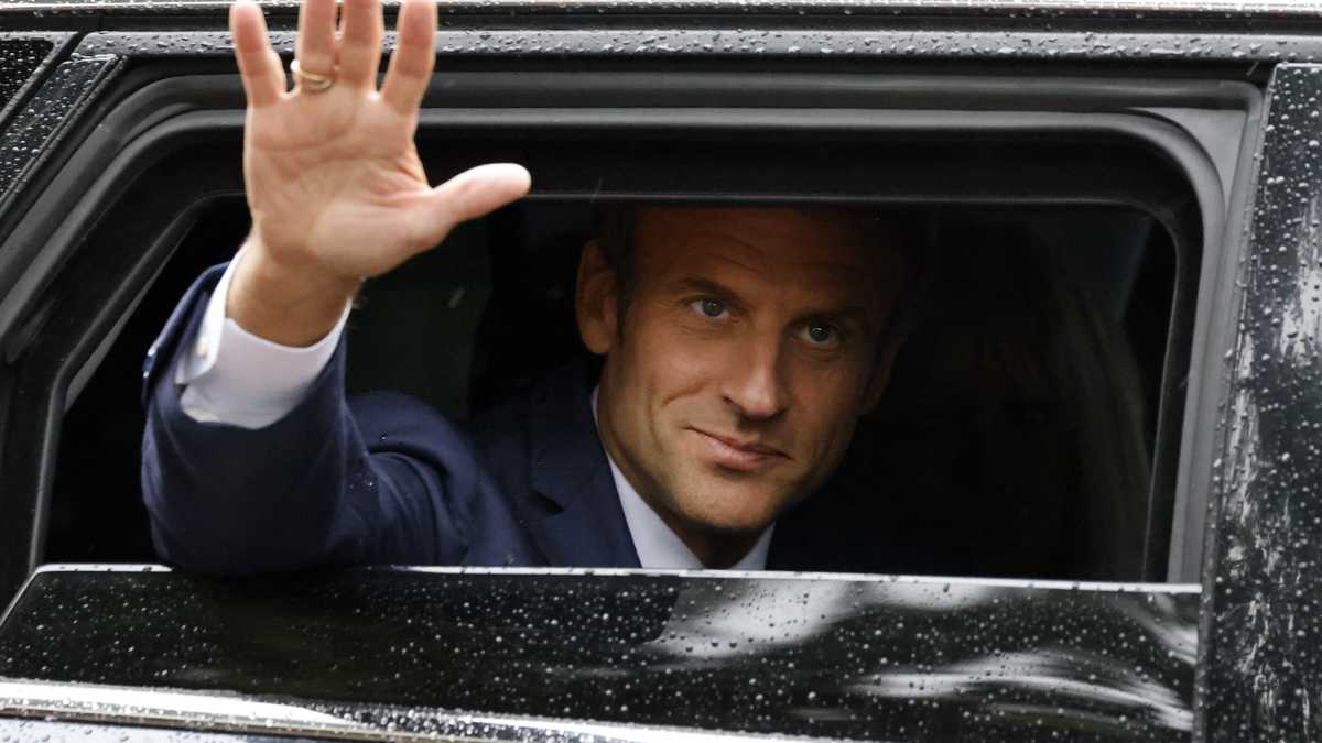El presidente de Francia, Emmanuel Macron, saluda al salir después de emitir su voto en la segunda etapa de las elecciones parlamentarias francesas en un colegio electoral en Le Touquet, norte de Francia, el 19 de junio de 2022. (Foto de Ludovic MARIN / AFP)