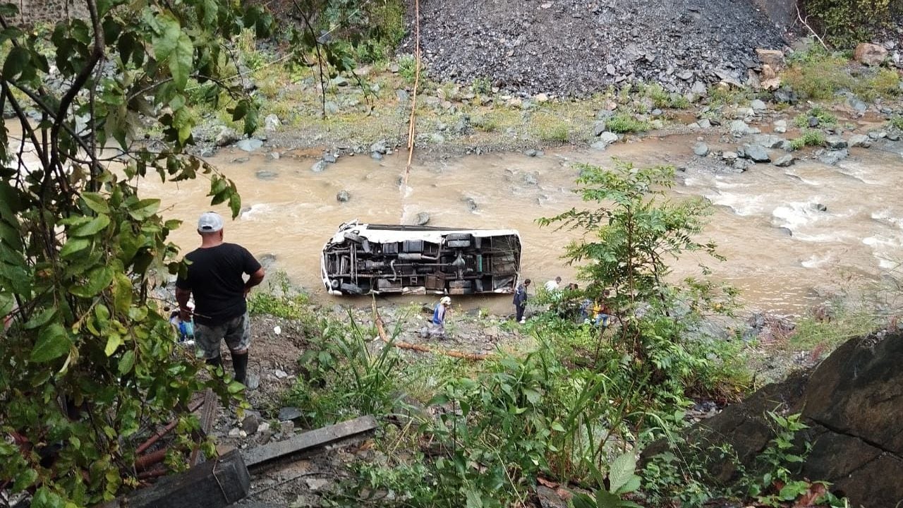 Grave accidente de tránsito en la vía Buenaventura-Buga, en el Valle; bus rodó a un abismo.