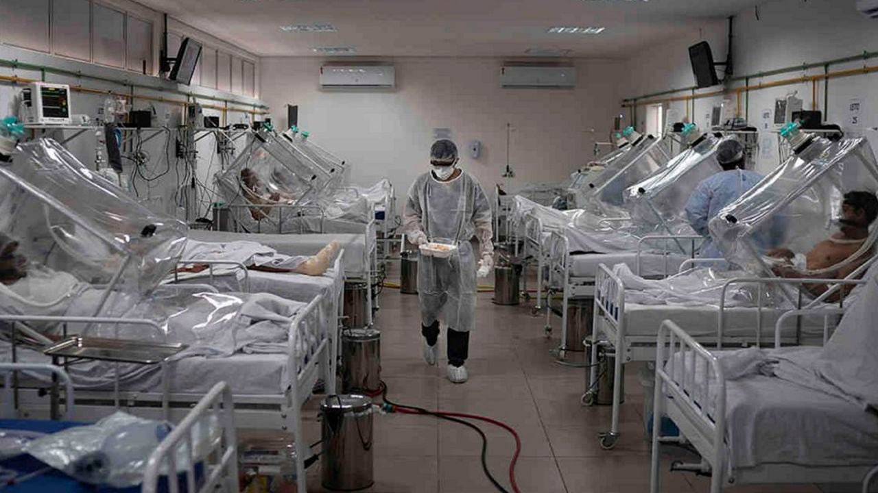 Imagen de archivo de pacientes covid-19 tratados dentro de un sistema de ventilación no invasivo llamado "Cápsula Vanessa", en el hospital municipal de campo Gilberto Novaes, en Manaos. Mayo de 2020. AP