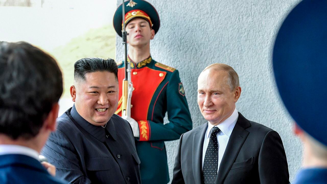 ARCHIVO - El presidente ruso Vladimir Putin, centro derecha, y el líder de Corea del Norte, Kim Jong Un, se dan la mano durante su reunión en Vladivostok, Rusia, el jueves 25 de abril de 2019
