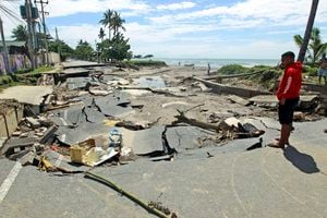 Un hombre inspecciona una carretera destruida después de una inundación en Dili, Timor Oriental, el martes 6 de abril de 2021. Varios desastres provocados por el clima severo en el este de Indonesia y el vecino Timor Oriental han dejado varias personas muertas o desaparecidas. Foto: AP / Kandhi Barnez.