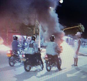 Los desmanes se registraron hasta caer la noche. Mototaxistan reclaman por el asesinato de su compañero. Foto: tomada de video de Twitter.