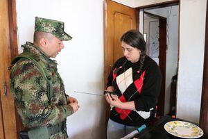 Ejército Nacional entrega radios en la zona de influencia del Ruíz, para que la comunidad esté atenta a los reportes en su emisora de F.M.