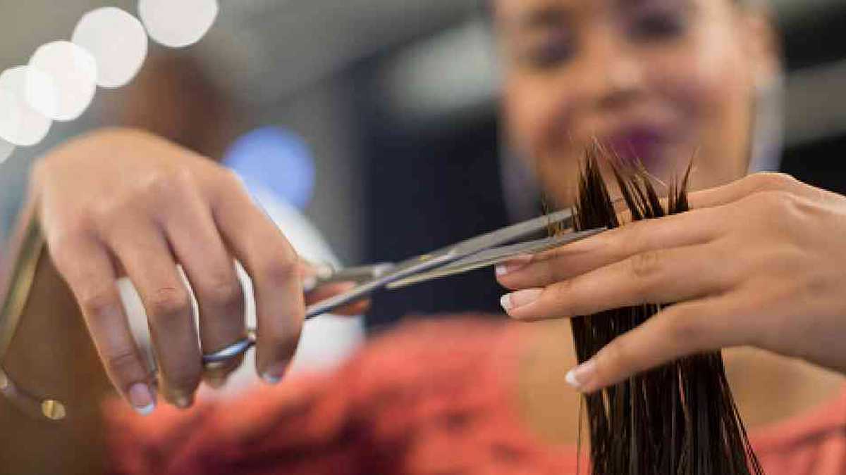 Para que el pelo crezca más rápido de lo que lo haría normalmente, se debe elegir un “día hoja” para cortarlo.