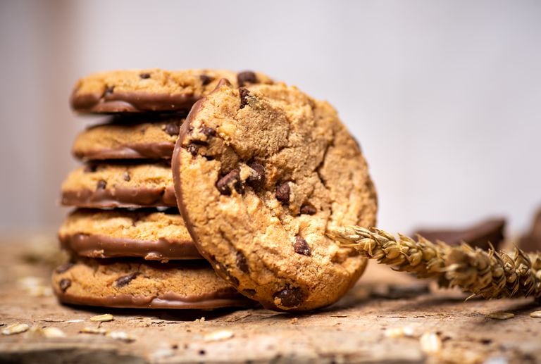 Las galletas de avena con chips de chocolate son una excelente alternativa de postre saludable hecho en casa