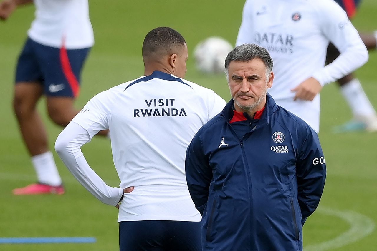 Paris Saint-Germain's French forward Kylian Mbappe (L) and Paris Saint-Germain's French head coach Christophe Galtier attend a training session in Saint-Germain-en-Laye, on the outskirts of Paris, on May 5, 2023, on the eve of the French L1 football match against Troyes. (Photo by FRANCK FIFE / AFP)