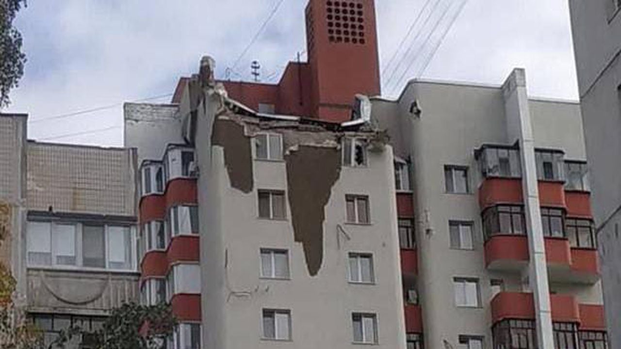 Fragmentos de un misil ucraniano impactan en un edificio residencial en Rusia Foto: Telegram @TipBelgorod