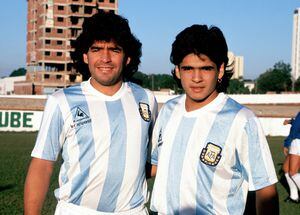 Diego Maradona y Hugo Maradona posan con la camiseta de la Selección Argentina en 1986