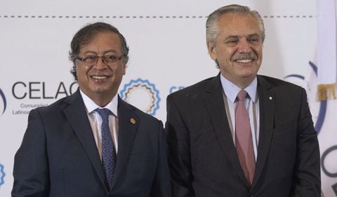 El presidente de Argentina, Alberto Fernández (D), junto al presidente de Colombia, Gustavo Petro