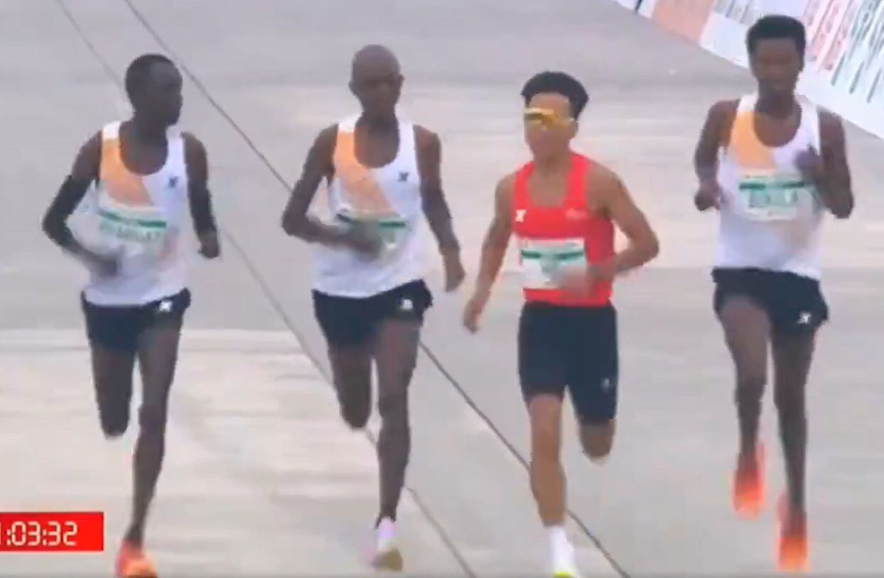 Los organizadores de la media maratón también confirmaron esta investigación sobre la victoria de He Jie, quien ganó la medalla de oro en la maratón de los Juegos Asiáticos del año pasado.