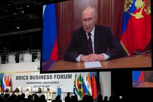 El presidente de Rusia Vladímir Putin se dirige a dignatarios del grupo BRICS de economías emergentes al inicio de una cumbre de tres días, el martes 22 de agosto de 2023, en Johannesburgo. (AP Foto/Jerome Delay)