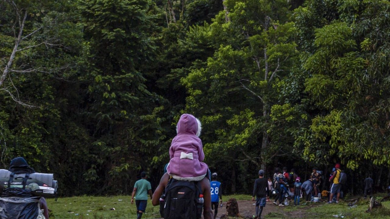 Son miles de migrantes los que ahora están cruzando el peligroso Tapón del Darién