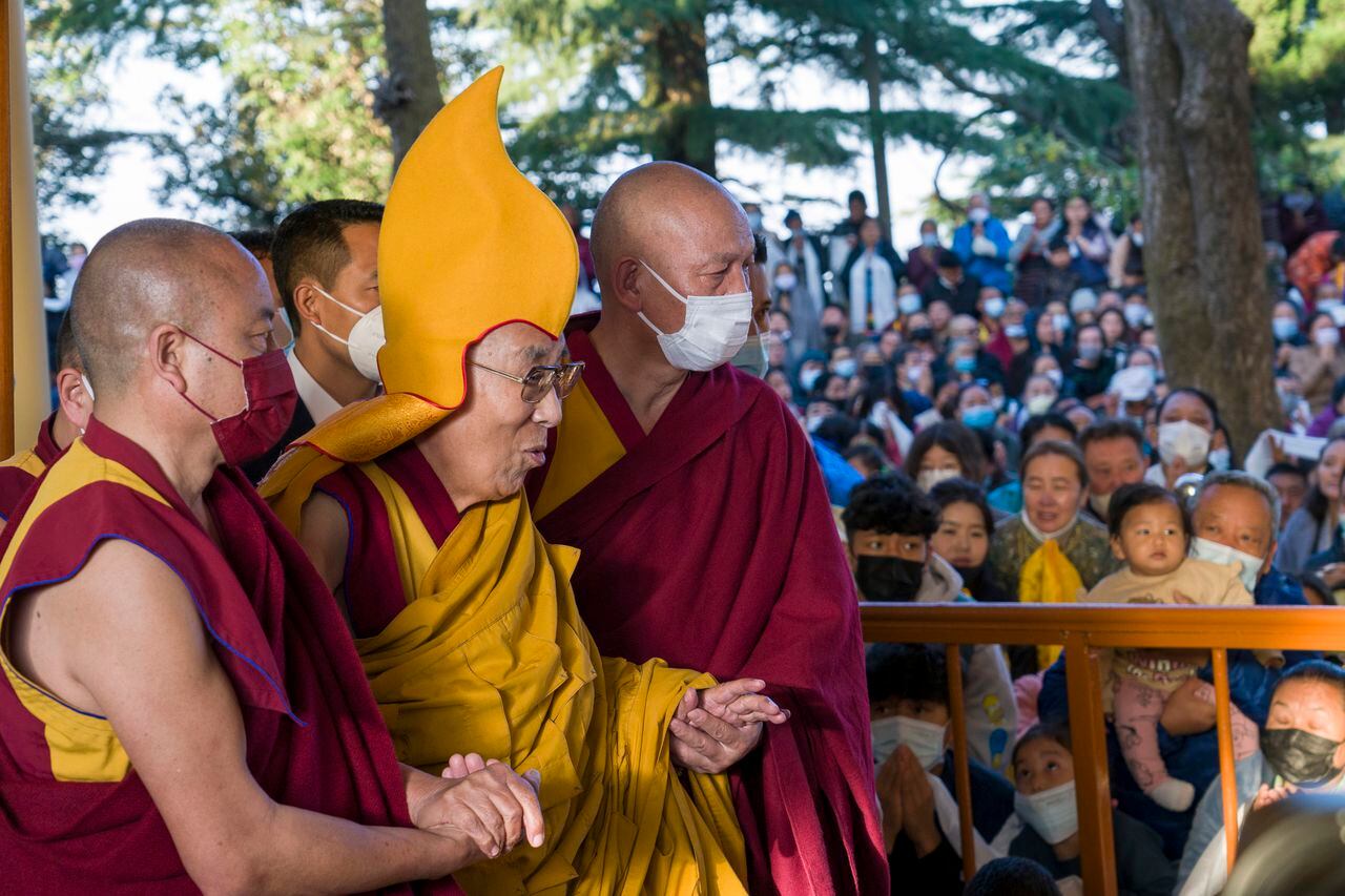 El líder espiritual tibetano, el Dalai Lama, con un sombrero amarillo ceremonial, llega al templo Tsuglakhang para dar un sermón en Dharamsala, India, el martes 7 de marzo de 2023.