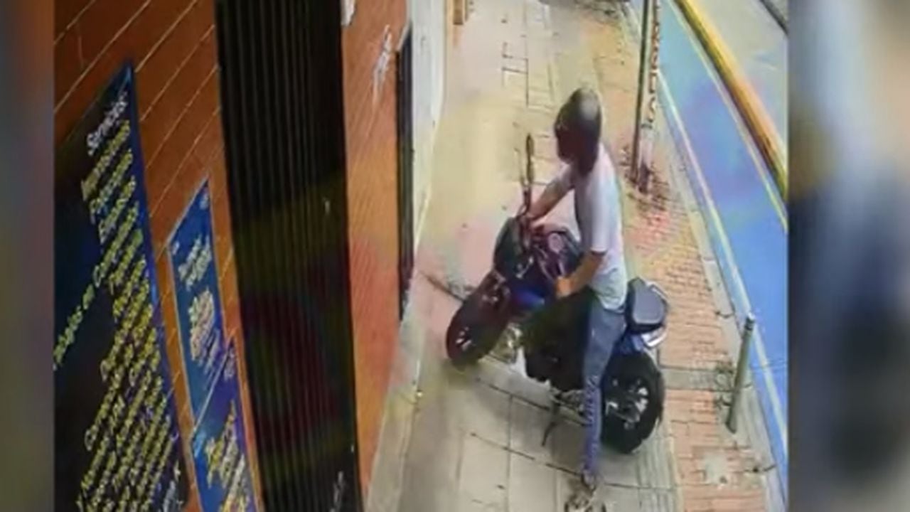 El delincuente violentó el sistema de seguridad de la motocicleta.