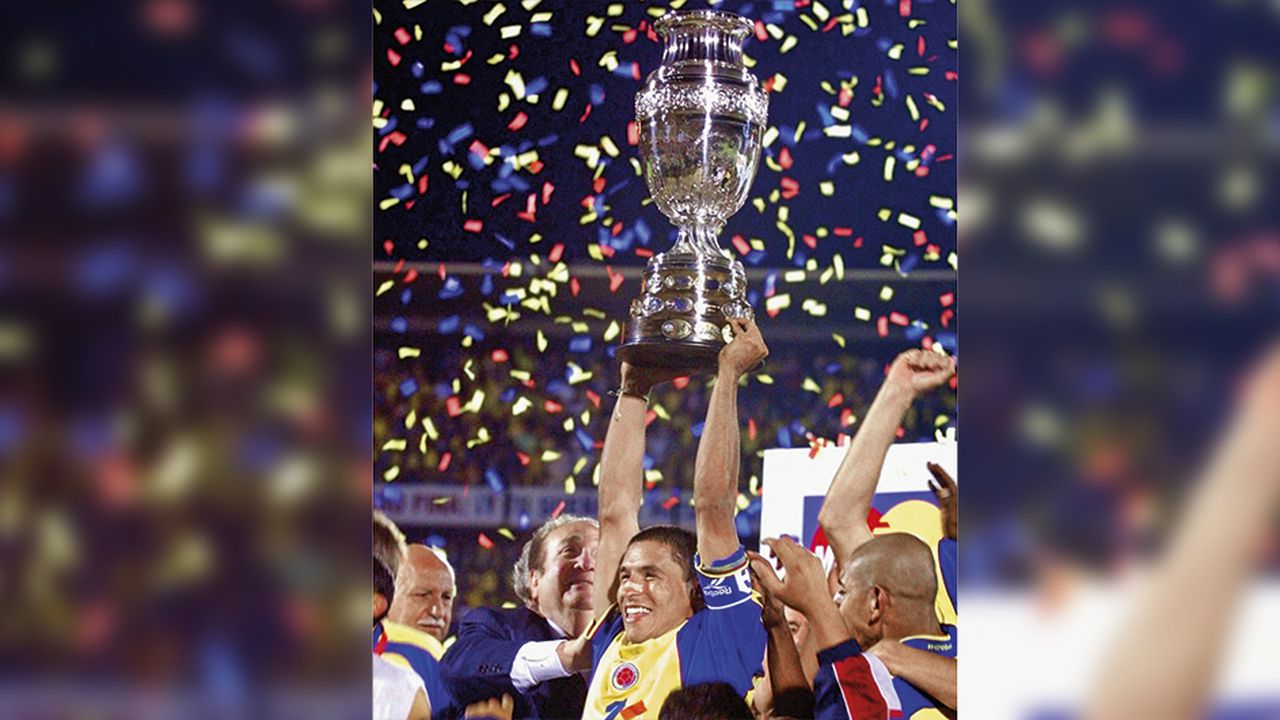 Iván Ramiro Córdoba se convirtió, el 29 de julio de 2001, en el primer colombiano en saber cuánto pesa la Copa América, el trofeo de selecciones más antiguo del mundo. 