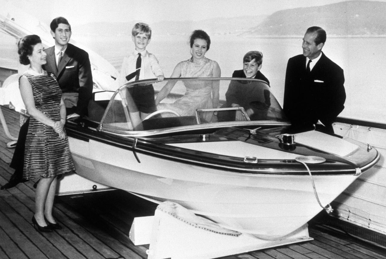 La reina Isabel, el principe Carlos, el príncipe Eduardo, la princesa Ana, el príncipe Andrés y el príncipe Felipe, a bordo del Britannia en los años 70.