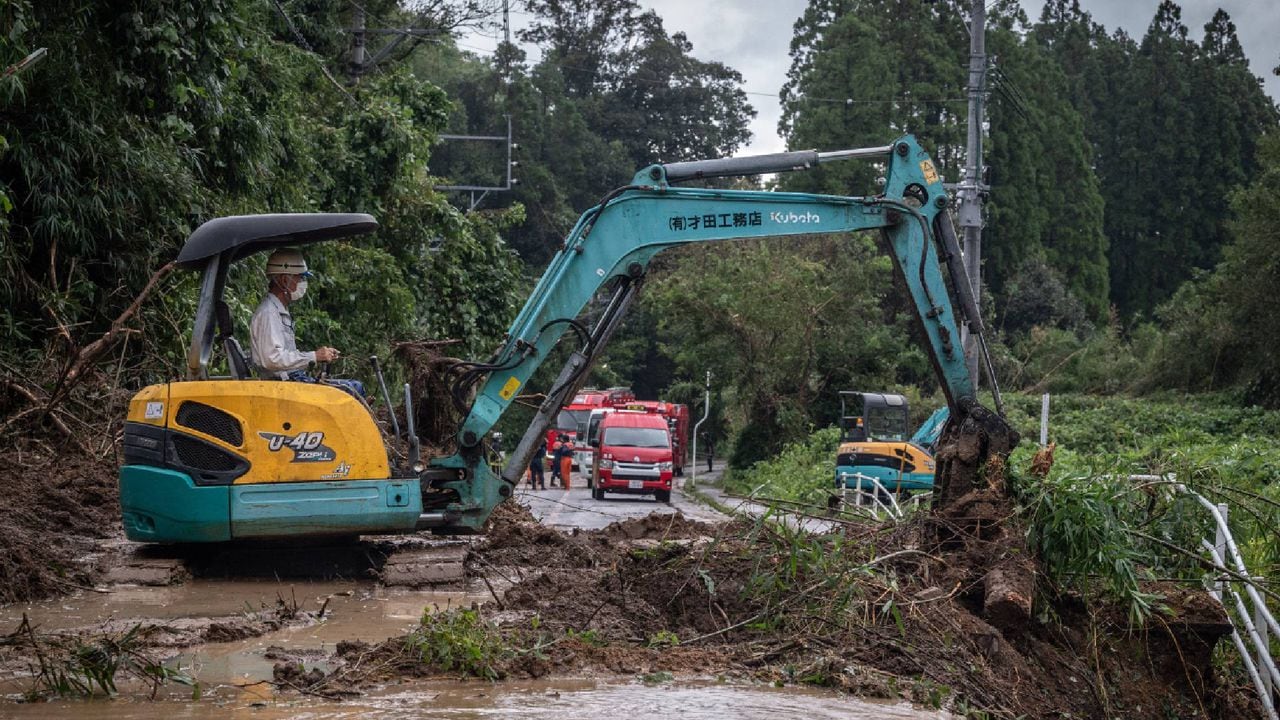 El tifón perdió fuerza la noche del domingo cuando tocó tierra cerca de la ciudad de Kagoshim.