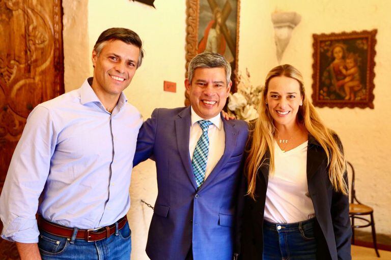 Luis Galarreta es actualmente uno de los líderes más visibles de la oposición peruana, en la foto reunido con el líder opositor venezolano, Leopoldo López y Lilian Tintori