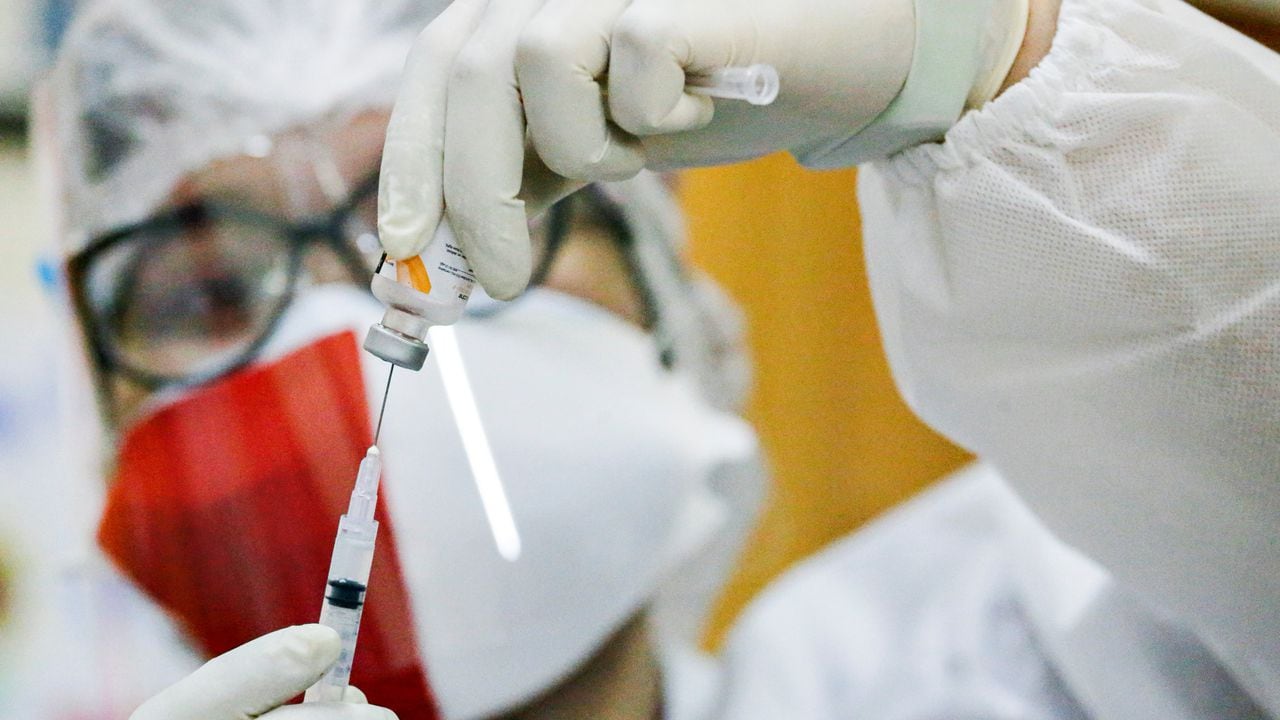 Un trabajador de la salud prepara una dosis de la vacuna Sinovac Biotech de China contra la enfermedad del coronavirus (COVID-19). REUTERS / Ajeng Dinar Ulfiana