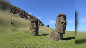 Este paraje turístico es popular por  sus paisajes polinesios, su singular belleza y sus icónicos moais -estatuas de piedra talladas con forma humana. Foto: AP/ Karen Schwartz, archivo.