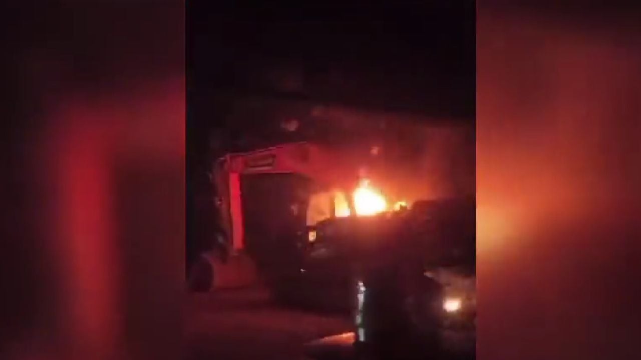 Denuncian quema de maquinaria y violencia contra consorcio que adelanta una obra en Santander de Quilichao, Cauca.