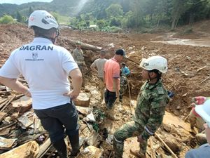 Trabajos de los organismos de socorro en el corregimiento Laureles de Santa Fe de Antioquia tras deslizamiento.
