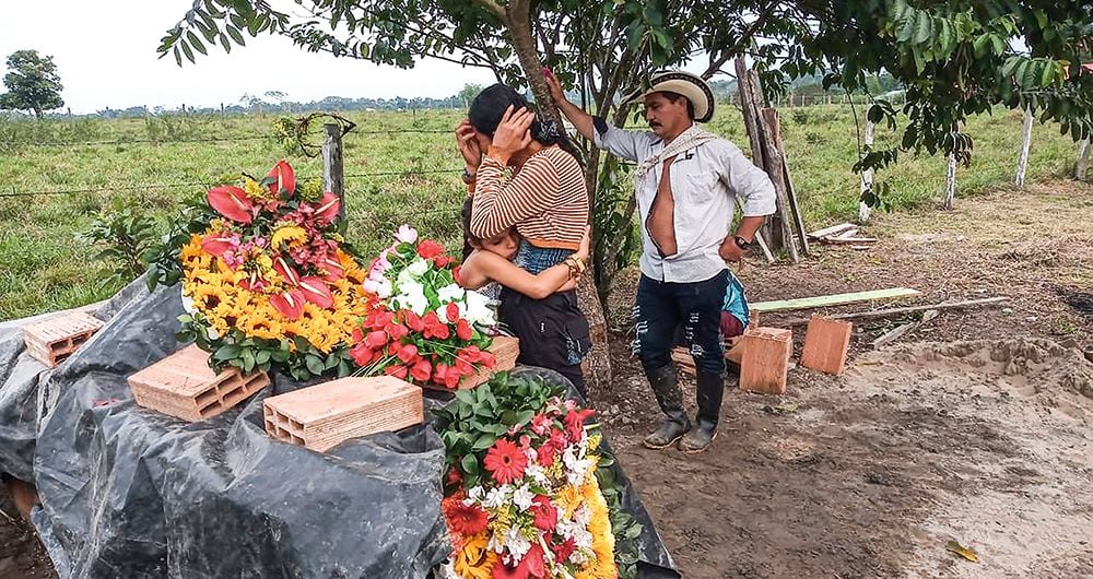 En la vereda Nueva Colombia, del municipio de Vista Hermosa, Meta, Jhoana Zambrano y Freily Sánchez entierran a su hijo, Jhonathan.